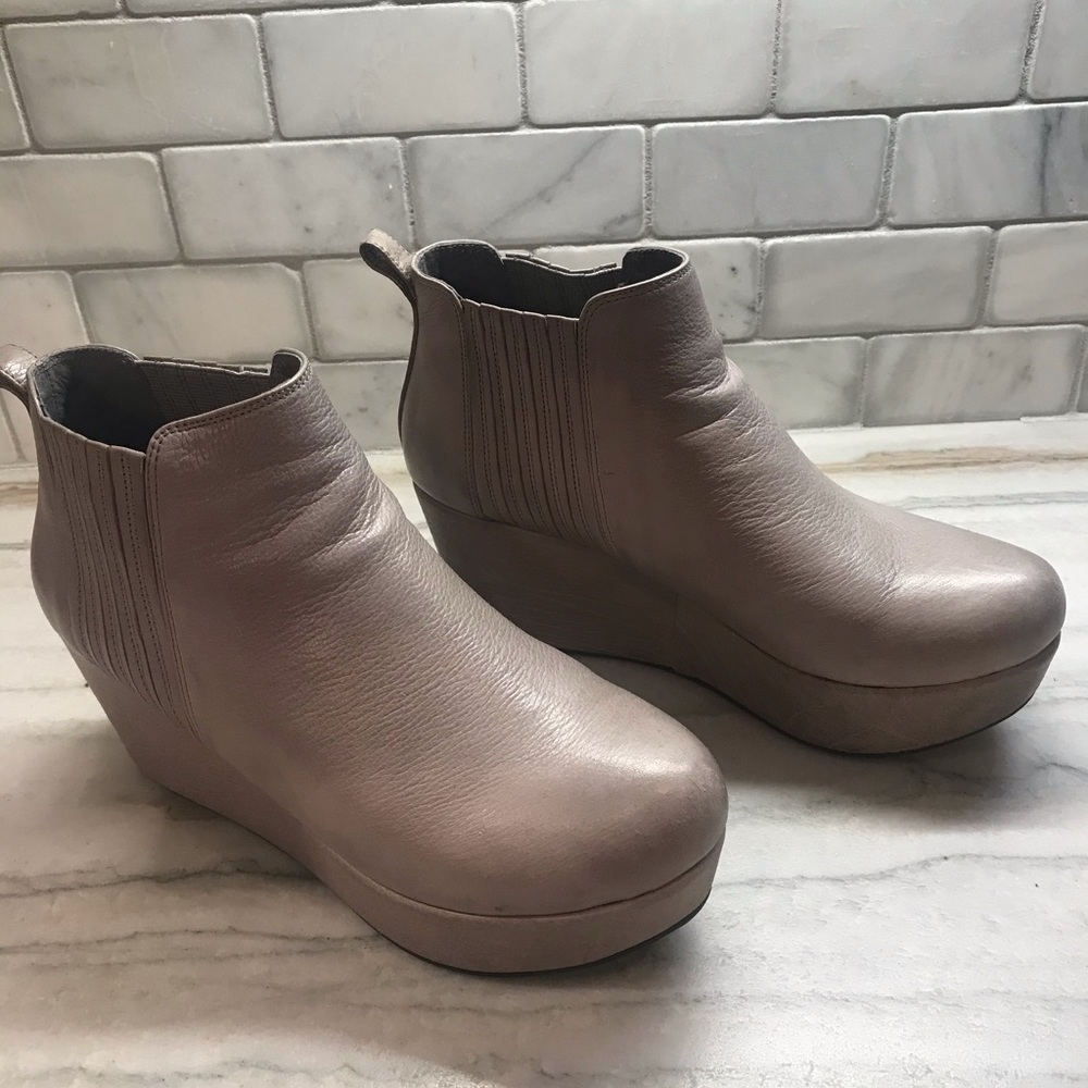 Chocolat Blu Walden Wedge Bootie Size 6
